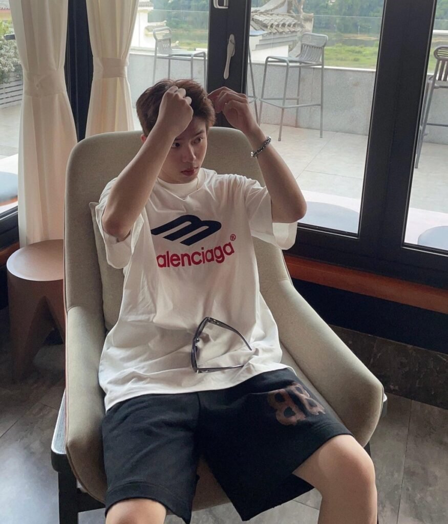 未来始于诺伊斯:健康与按摩产品制造商进军机器人市场 balenciaga logo graphic t shirt white