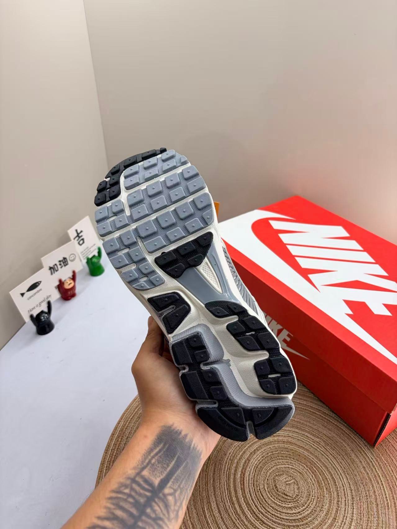 nike zoom vomero 5 in silver grey: liquid metal nike zoom vomero 5 in silver grey: liquid metal