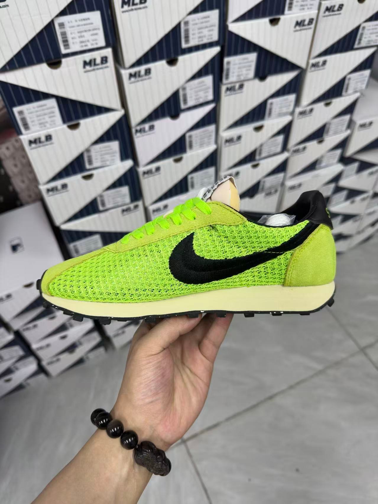 nike roshe run in green/black: forest nocturne nike roshe run in green/black: forest nocturne
