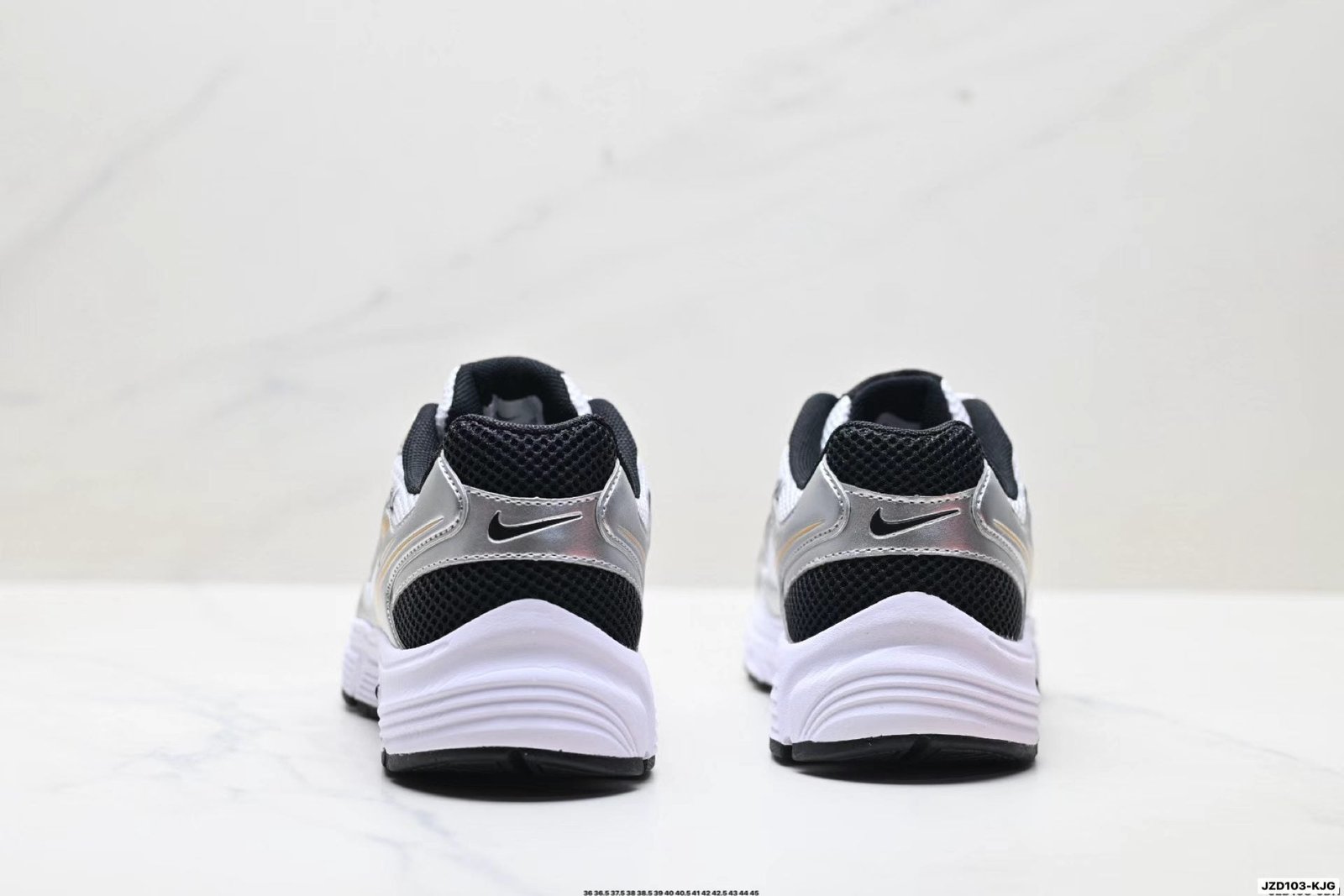 nike zoom vomero 20 in white/black/gold: gilded performance nike zoom vomero 20 in white/black/gold: gilded performance