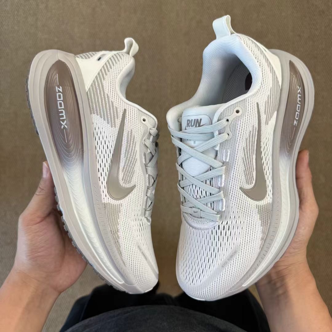 nike zoom vomero in white/grey: urban cumulus nike zoom vomero in white/grey: urban cumulus