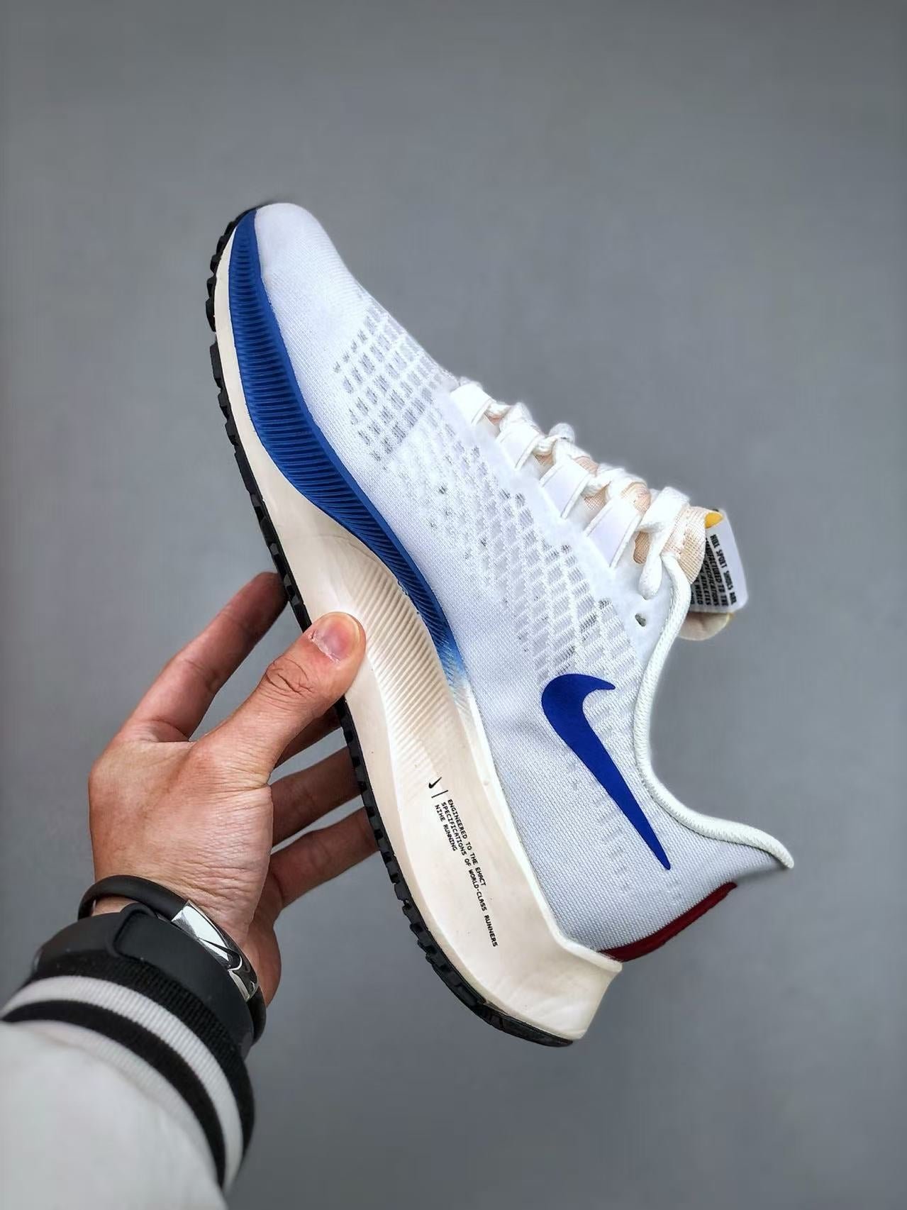 nike zoom pegasus 37 in white/blue with double swoosh: aerial duplex nike zoom pegasus 37 in white/blue with double swoosh: aerial duplex